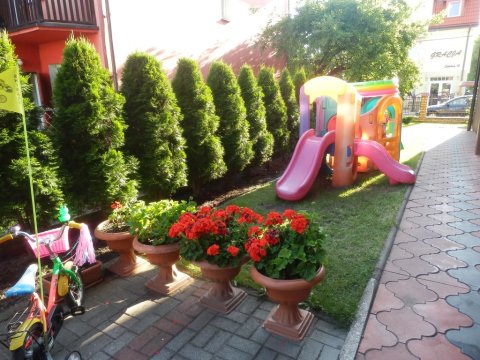 placyk zabaw dla dzieci na terenie pensjonatu - Dorotka - blisko morza i tanio