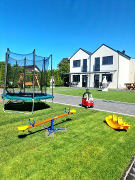 Pokoje i domki dla rodzin i par, grille, plac zabaw i spokojna atmosfera.