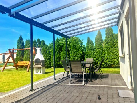 Pokoje i domki dla rodzin i par, grille, plac zabaw i spokojna atmosfera.