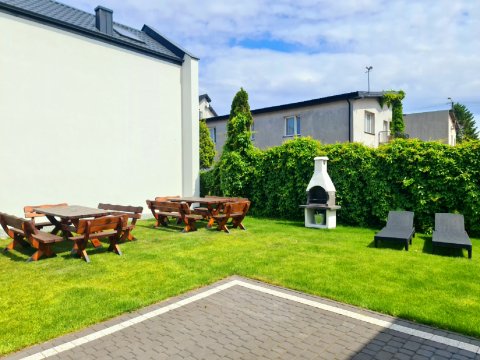 Pokoje i domki dla rodzin i par, grille, plac zabaw i spokojna atmosfera.