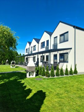 Pokoje i domki dla rodzin i par, grille, plac zabaw i spokojna atmosfera.