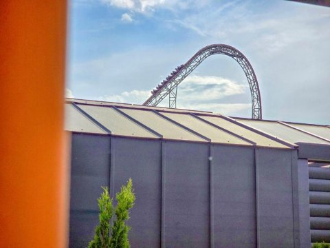 Widok z każdego domku na najwyższe rollercoastery - Holiday Park Zator Resort & Spa