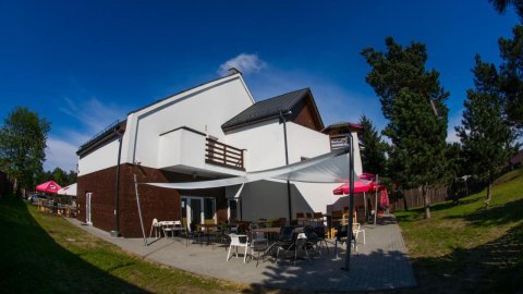 Pensjonat, knajpa, sklep wspinaczkowy, ścianka bulderowa