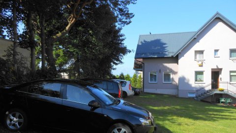 Nowa Kotwica pokoje w centrum Jastrzębiej Góry ale na uboczu wśród zieleni