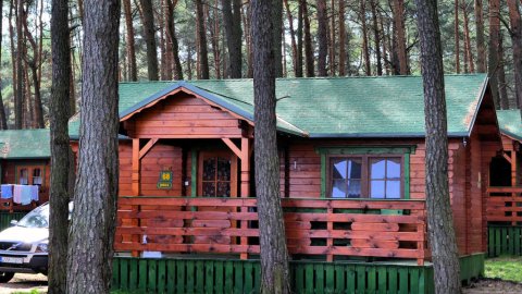Nowe drewniane domki nad jeziorem idealne dla rodzin