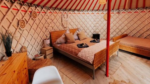 Całoroczne jurty mongolskie - "Domy Słońca" - Sylwester