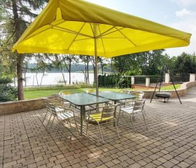 Dom przy lini brzegowej Jezioraka