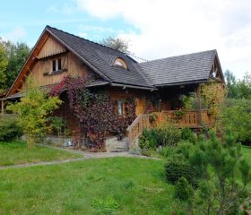 Chata Mioduszyna w Beskidach - drewniany dom z widokiem na Babią Górę