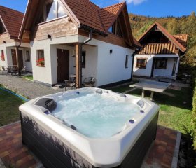 Mała Osada domki z jacuzzi przy gondoli