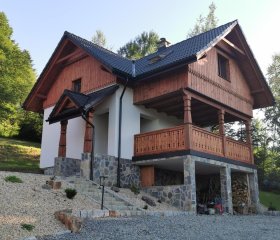 DOMEK POD CZEREMCHĄ