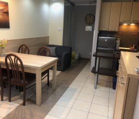 pRZYTULNY dwupokojowy apartament a aneksem kuchennym, własnym zielonym ogródkiem