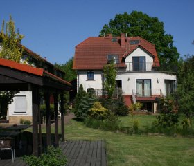 Pokoje z łazienkami i aneksami, duży ogród, grill, trampolina,plac zabaw, rowery