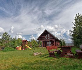dom drewniany nad jeziorem, balia z jacuzzi, sauna, bilard