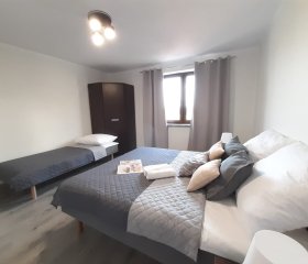 Dom z basenem na wzgórzu Radunia z widokiem na łąkę