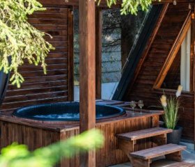 Leśna Sielanka domki z jacuzzi w lesie, góra Szczebel.Kort tenisowy,boiska,basen