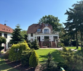 Pokoje z łazienkami i aneksami, duży ogród, grill, trampolina,plac zabaw, rowery