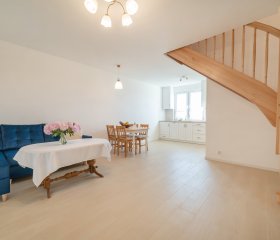 Domki apartamentowe blisko morza i lasu. Idealne dla rodzin w spokojnej okolicy.