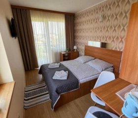 Pokoje z łóżkami małżeńskimi, łazienką i balkonem