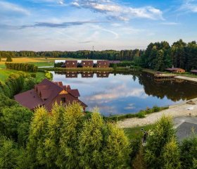 Domki na drzewie, houseboaty, namioty glampingowe i pokoje – noclegi dla każdego