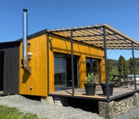 Małe Formy - drewniany domek w górach z balią