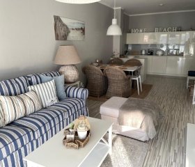 Biały apartament z tarasem w Playa Baltis