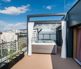 Luksusowy penthouse z jacuzzi i widokiem na morze