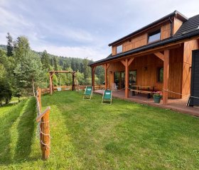 Gościejówka na skraju lasu