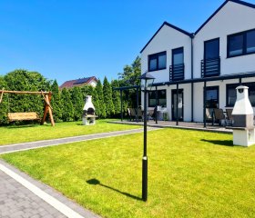 Pokoje i domki dla rodzin i par, grille, plac zabaw i spokojna atmosfera.