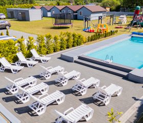 Willa Alexandria - Domki, Apartamenty i Pokoje z Basenem Blisko Morza