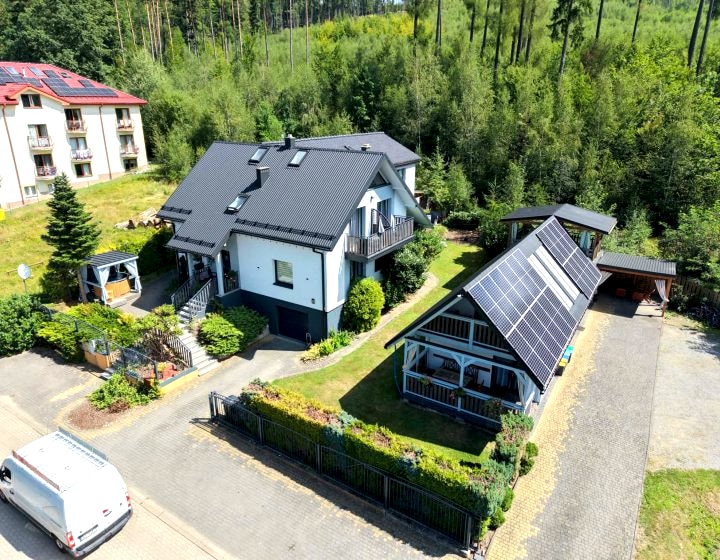 Domek pod świerkami