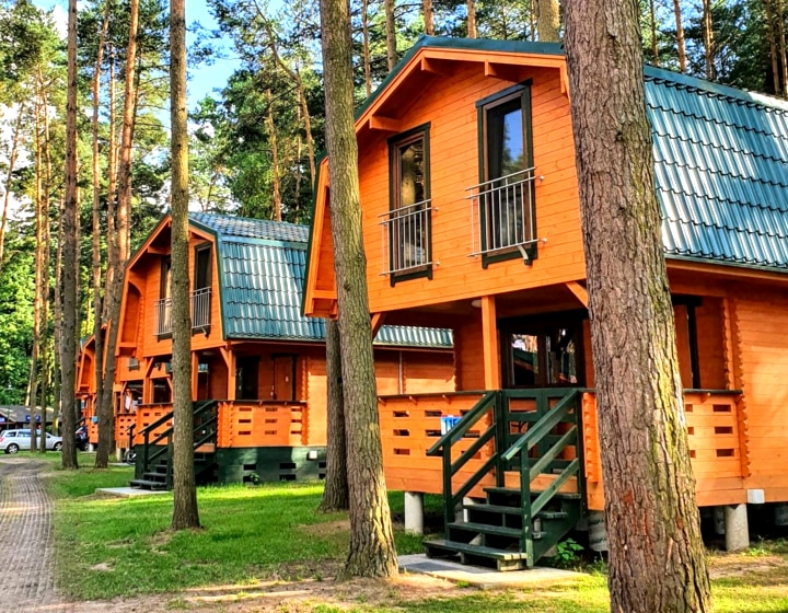 Nowe drewniane domki nad jeziorem idealne dla rodzin