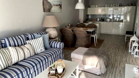 Biały apartament z tarasem w Playa Baltis