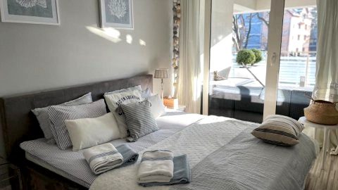 Biały apartament z tarasem w Playa Baltis