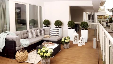 Biały apartament z tarasem w Playa Baltis