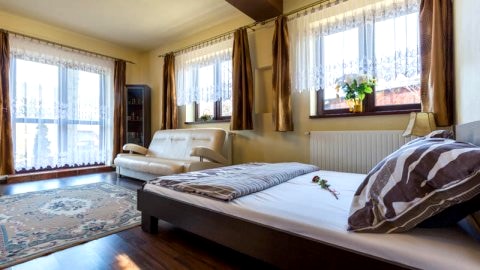 sypialnia w apartamencie kremowym