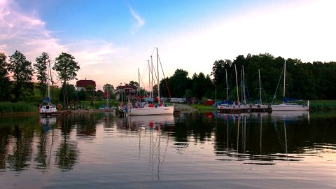Port Jachtowy Wieczorek na Mazurach | taras wypoczynkowy z widokiem na jezioro