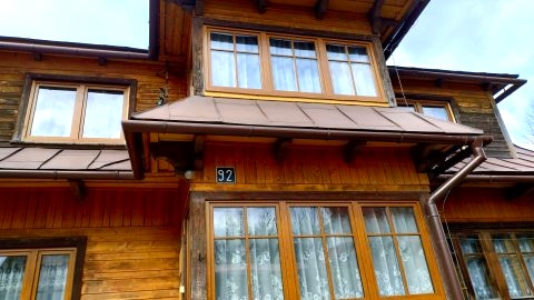 budynek z zewnątrz - przód, widok od dołu