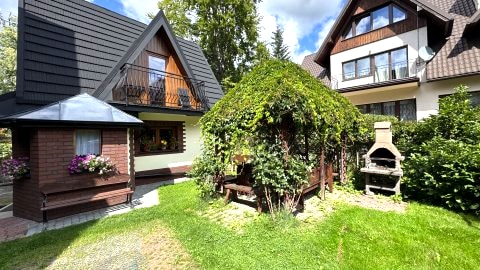 Domek z pokojami nr 6 i 7 oraz altanka i girll.
