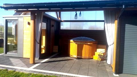 Biały Jeleń z basenem i jacuzzi