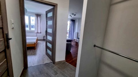 Przestronne mieszkanie na parterze domu z ogrodem