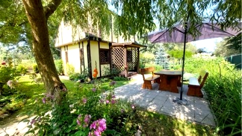 Domek w prywatnym ogrodzie 300 m od plaży.