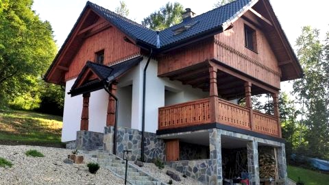 DOMEK POD CZEREMCHĄ