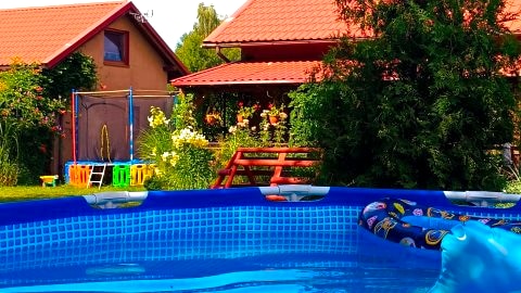 Domki z kominkiem, jacuzzi, sauna , plac zabaw , jezioro Niegocin 