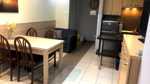 pRZYTULNY dwupokojowy apartament a aneksem kuchennym, własnym zielonym ogródkiem