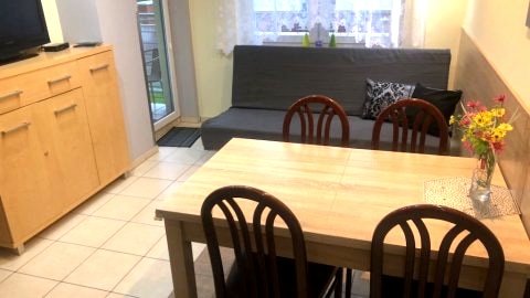 pRZYTULNY dwupokojowy apartament a aneksem kuchennym, własnym zielonym ogródkiem