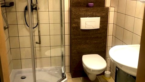 pRZYTULNY dwupokojowy apartament a aneksem kuchennym, własnym zielonym ogródkiem
