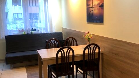 pRZYTULNY dwupokojowy apartament a aneksem kuchennym, własnym zielonym ogródkiem
