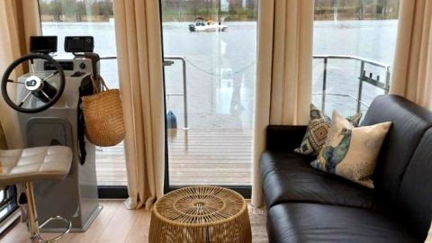 Lemuria Houseboat - pływający domek na wodzie
