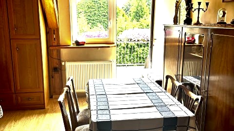 pokój z balkonem