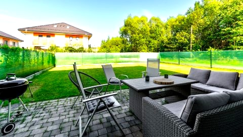 Wygodny komplet ogrodowy i dobry sprzęt do grillowania.